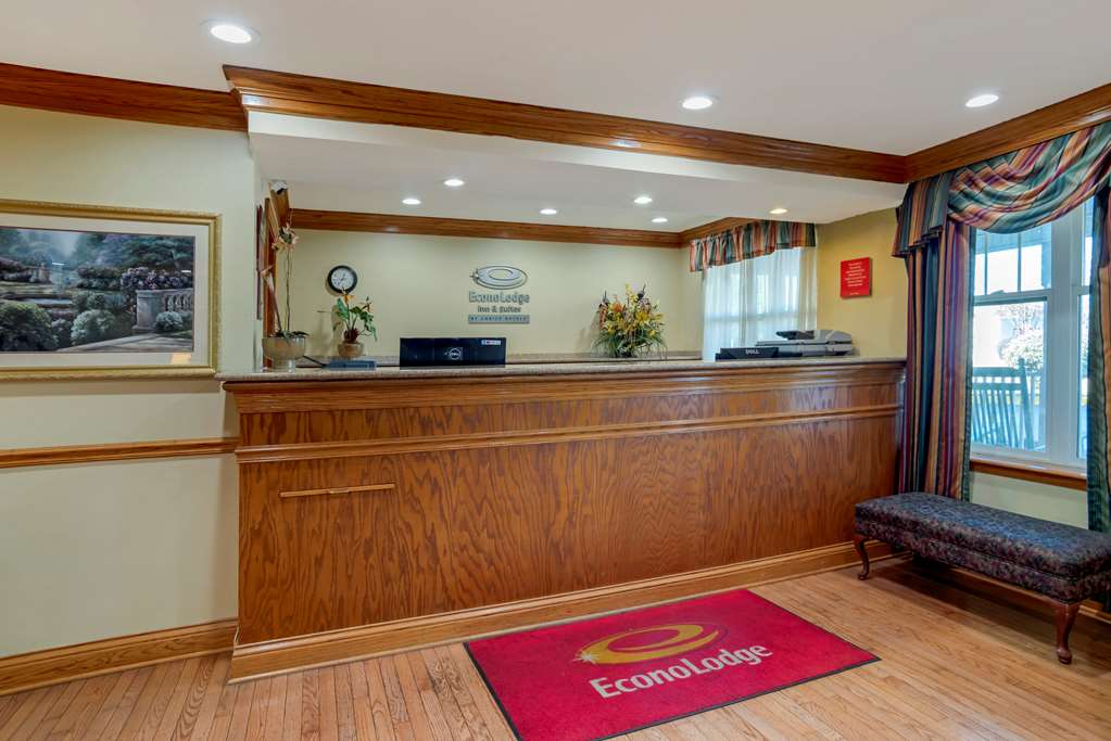 econo lodge and suites