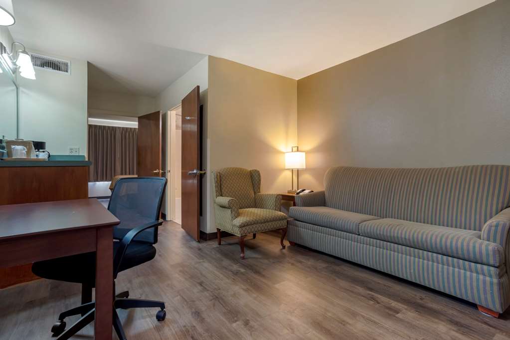 econo lodge and suites