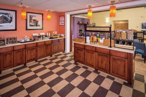 hampton inn and suites binghamton vestal