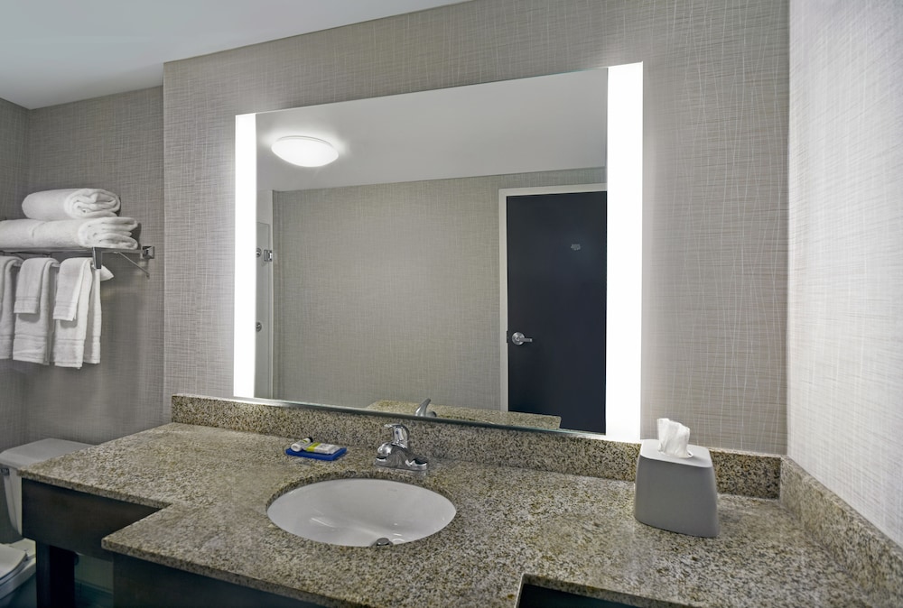 holiday inn express and suites cincinnati riverfront by ihg