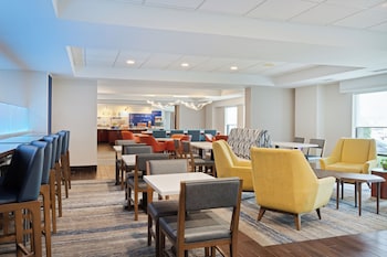Holiday Inn Express & Suites Cincinnati Riverfront By Ihg,Cincinnati>>Bellevue,3 star