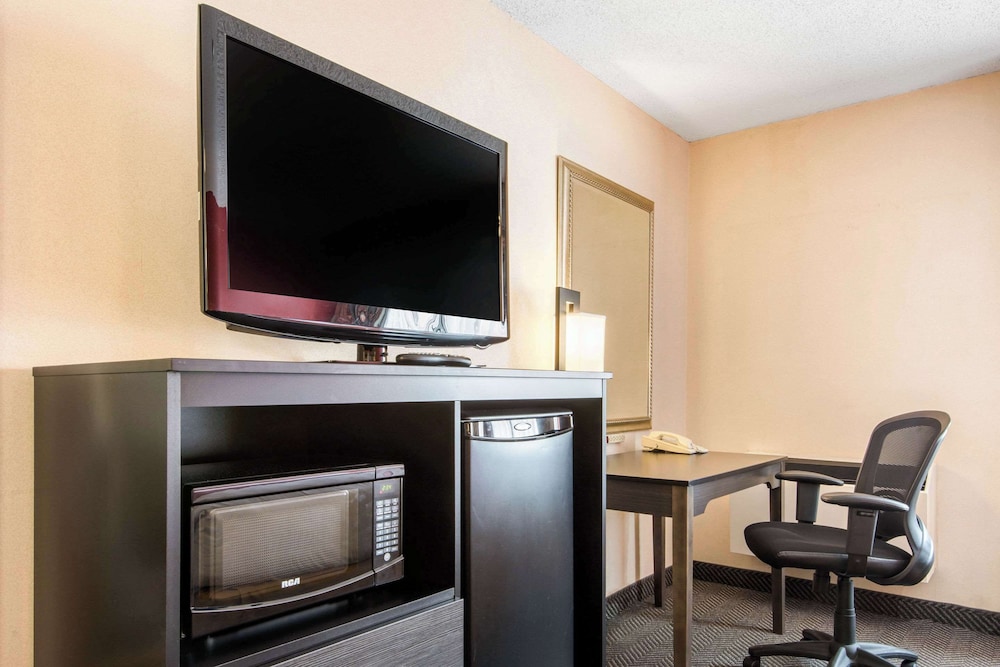 quality inn and suites toronto west