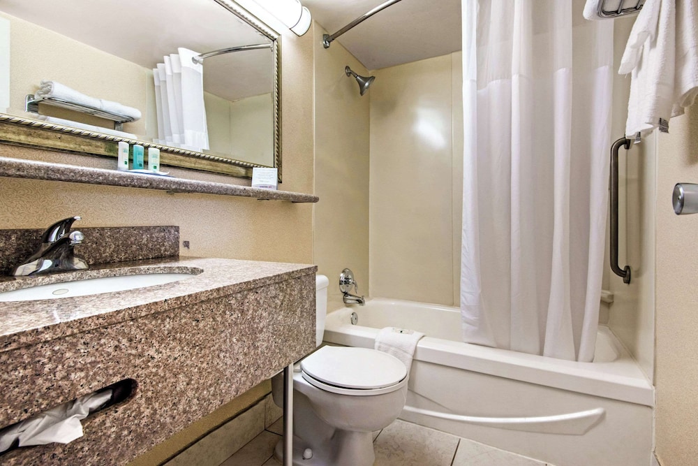 quality inn and suites toronto west