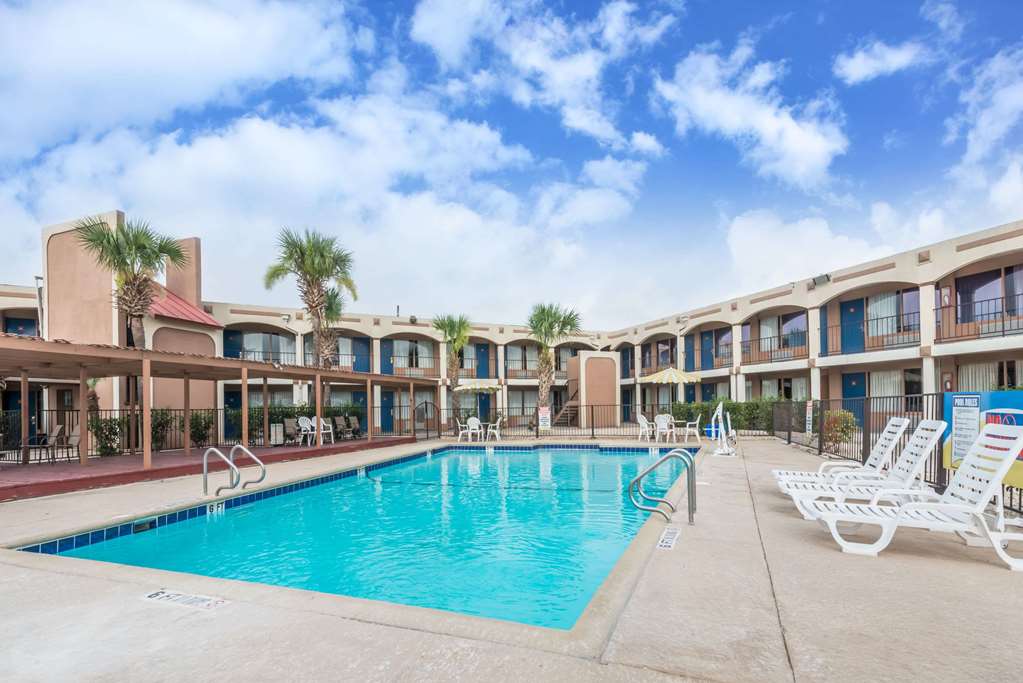 days inn by wyndham san antonio splashtown att center