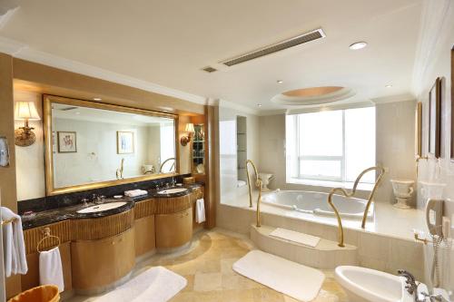 crowne plaza hotel qingdao by ihg