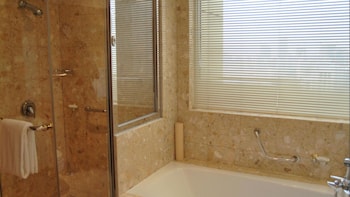 Crowne Plaza Hotel Qingdao By Ihg,Shandong>>Qingdao,4 star