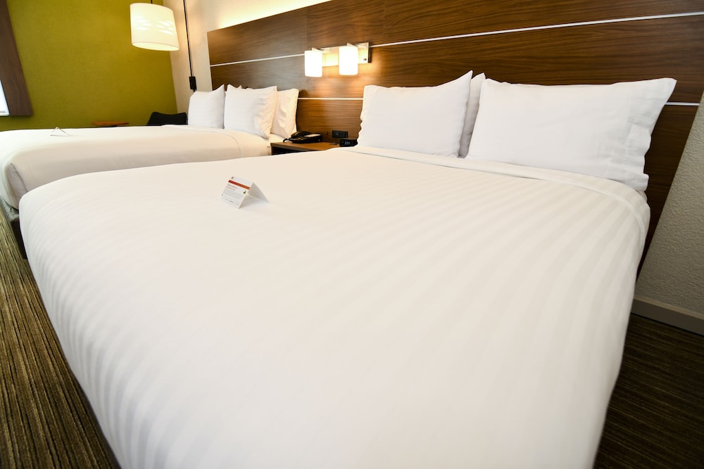 holiday inn express and suites port clinton catawb