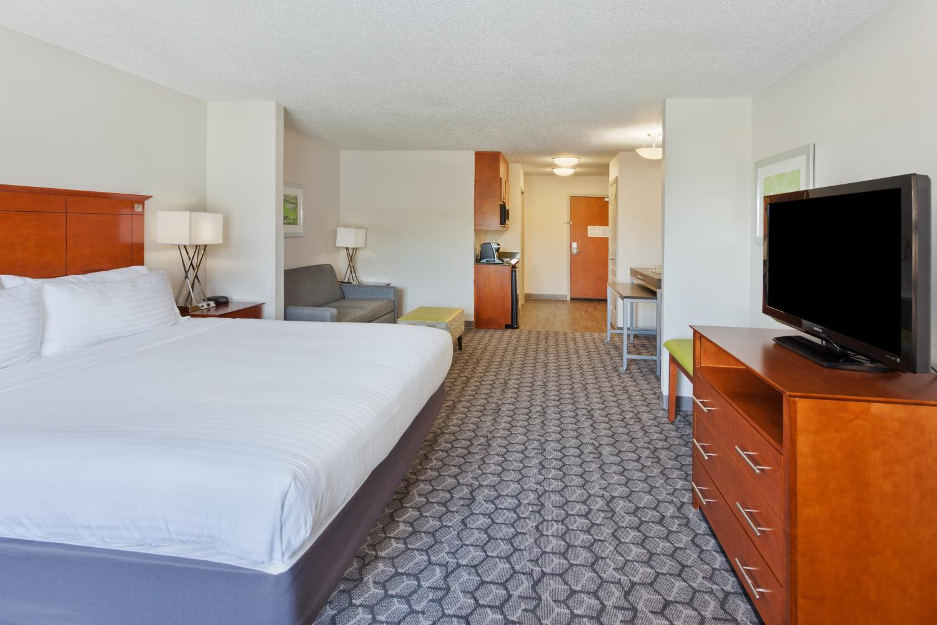 holiday inn express and suites phenix city ft moore