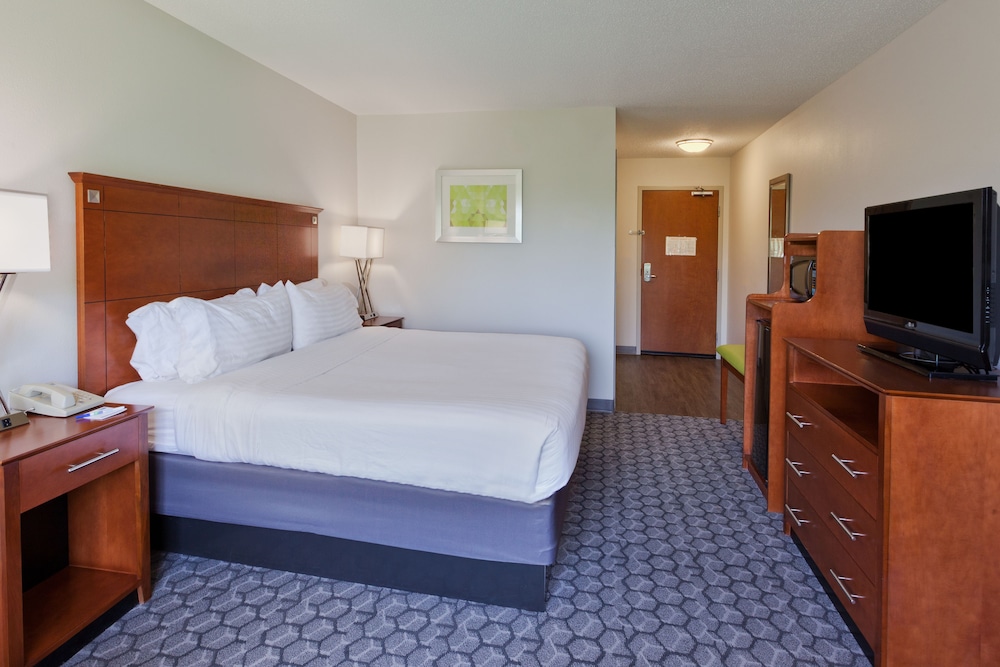 holiday inn express and suites phenix city ft moore