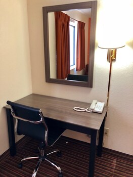 econo lodge inn and suites