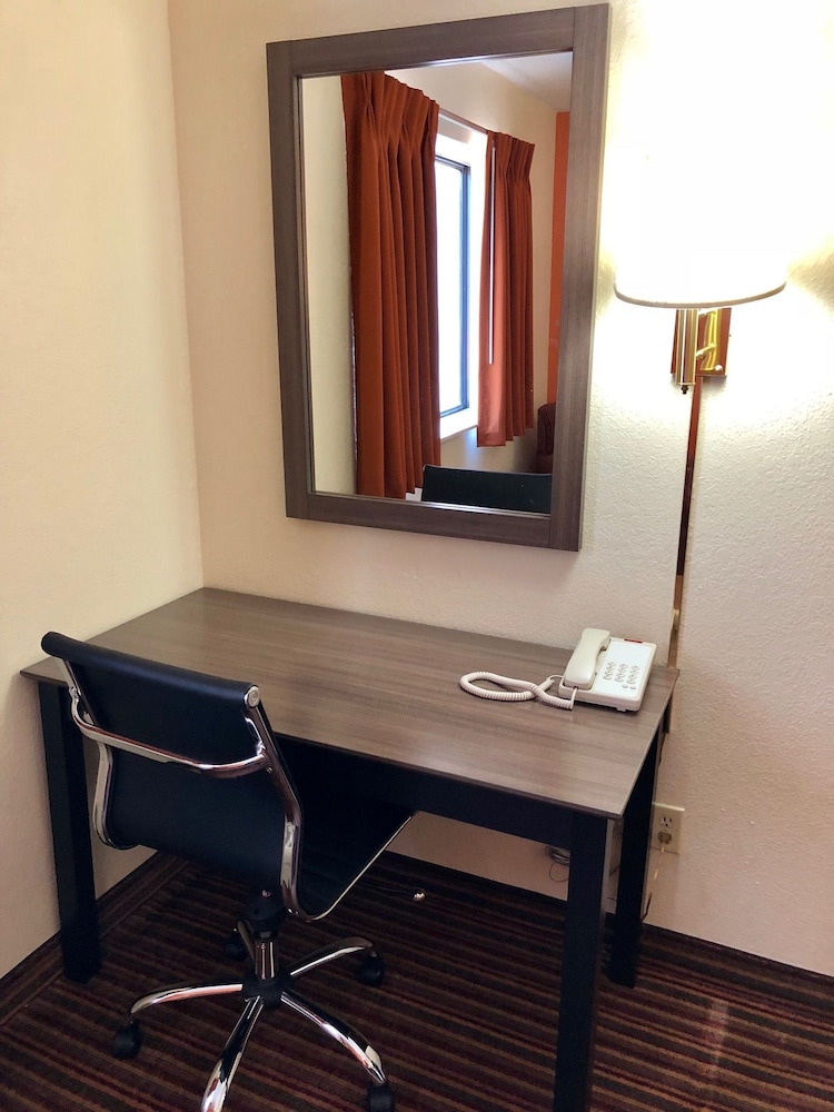 econo lodge inn and suites