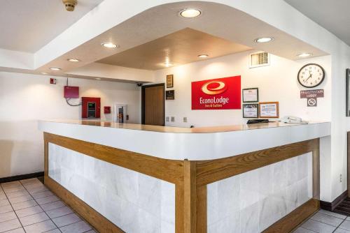 econo lodge inn and suites
