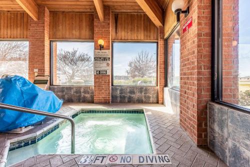 econo lodge inn and suites