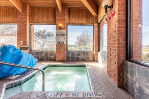 econo lodge inn and suites