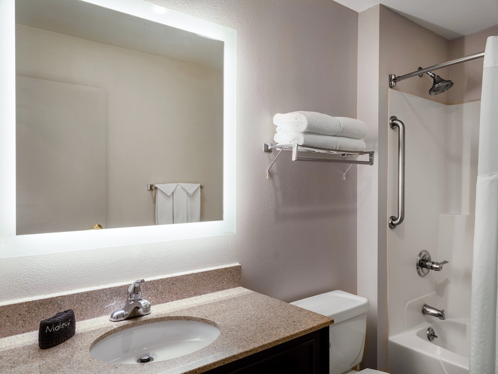 holiday inn express and suites chicago libertyville by ihg