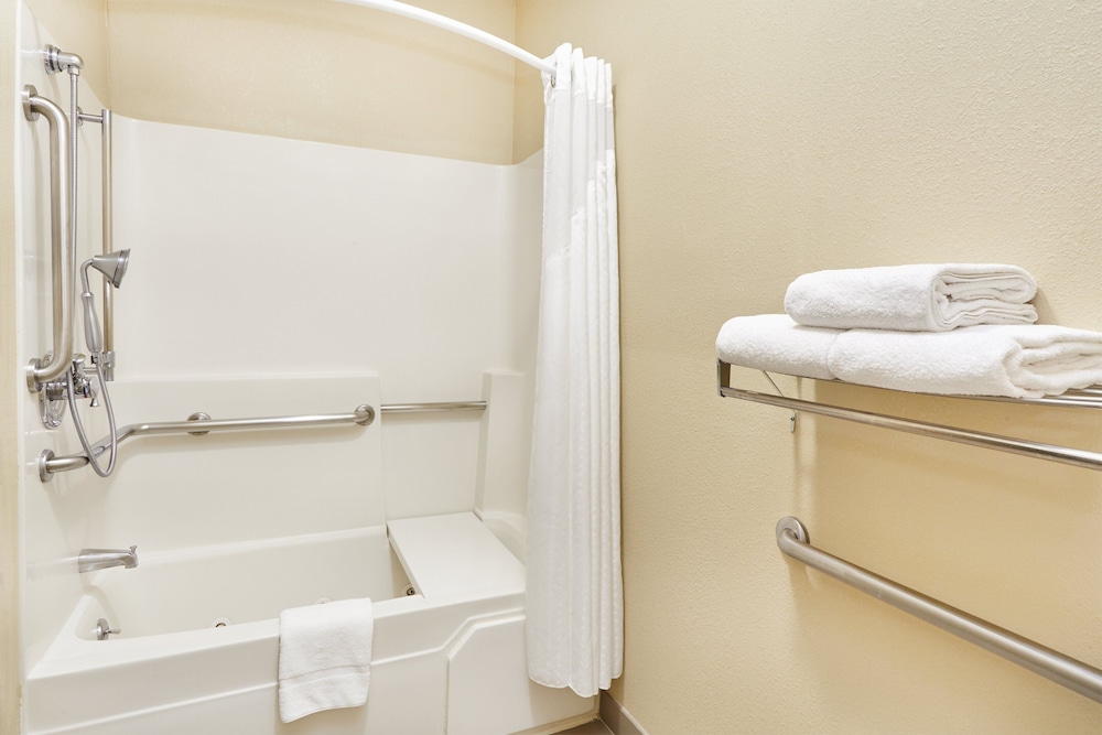 holiday inn express and suites chicago libertyville by ihg