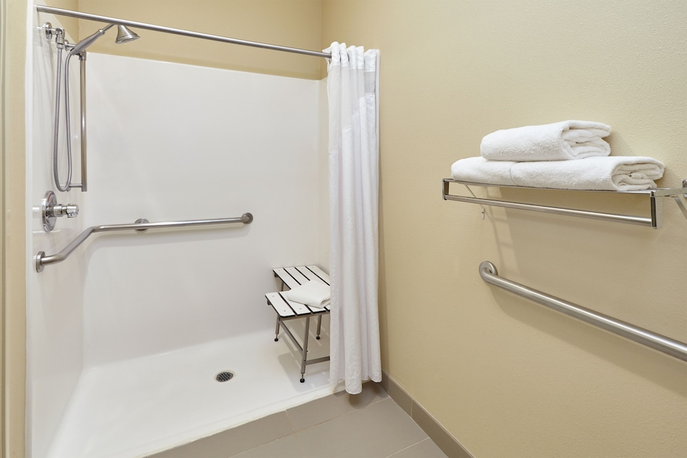holiday inn express and suites chicago libertyville by ihg
