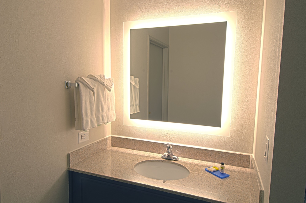 holiday inn express and suites chicago libertyville by ihg