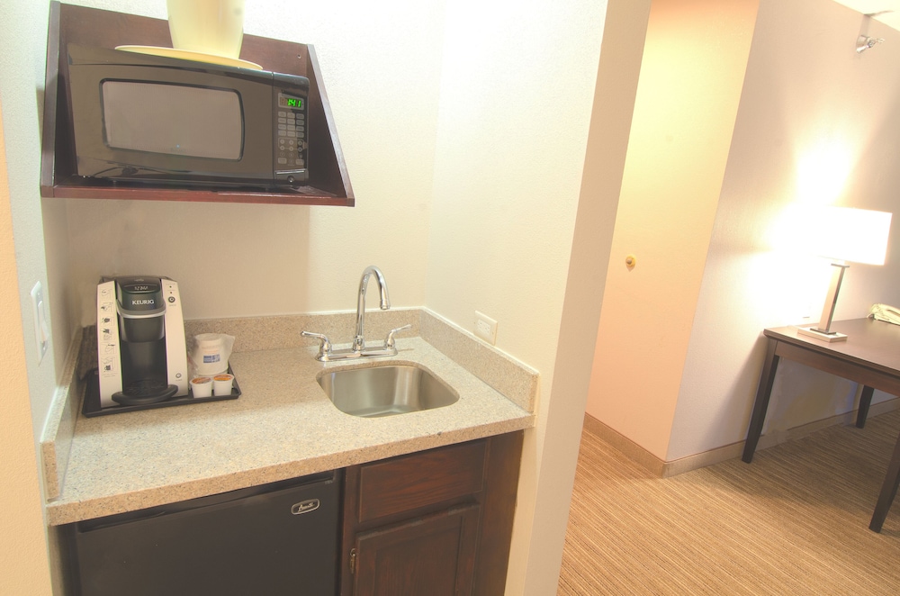 holiday inn express and suites chicago libertyville by ihg