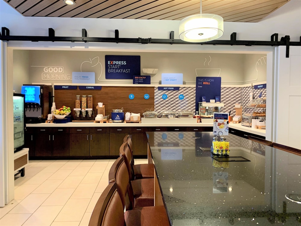 holiday inn express and suites chicago libertyville by ihg