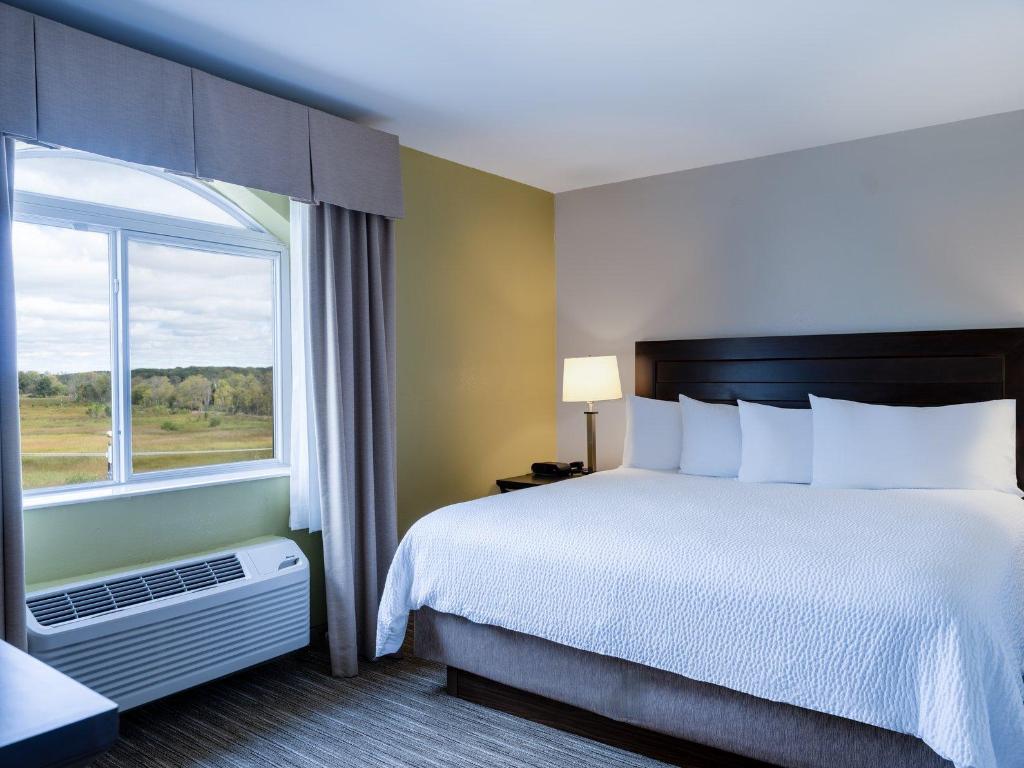 holiday inn express and suites chicago libertyville by ihg
