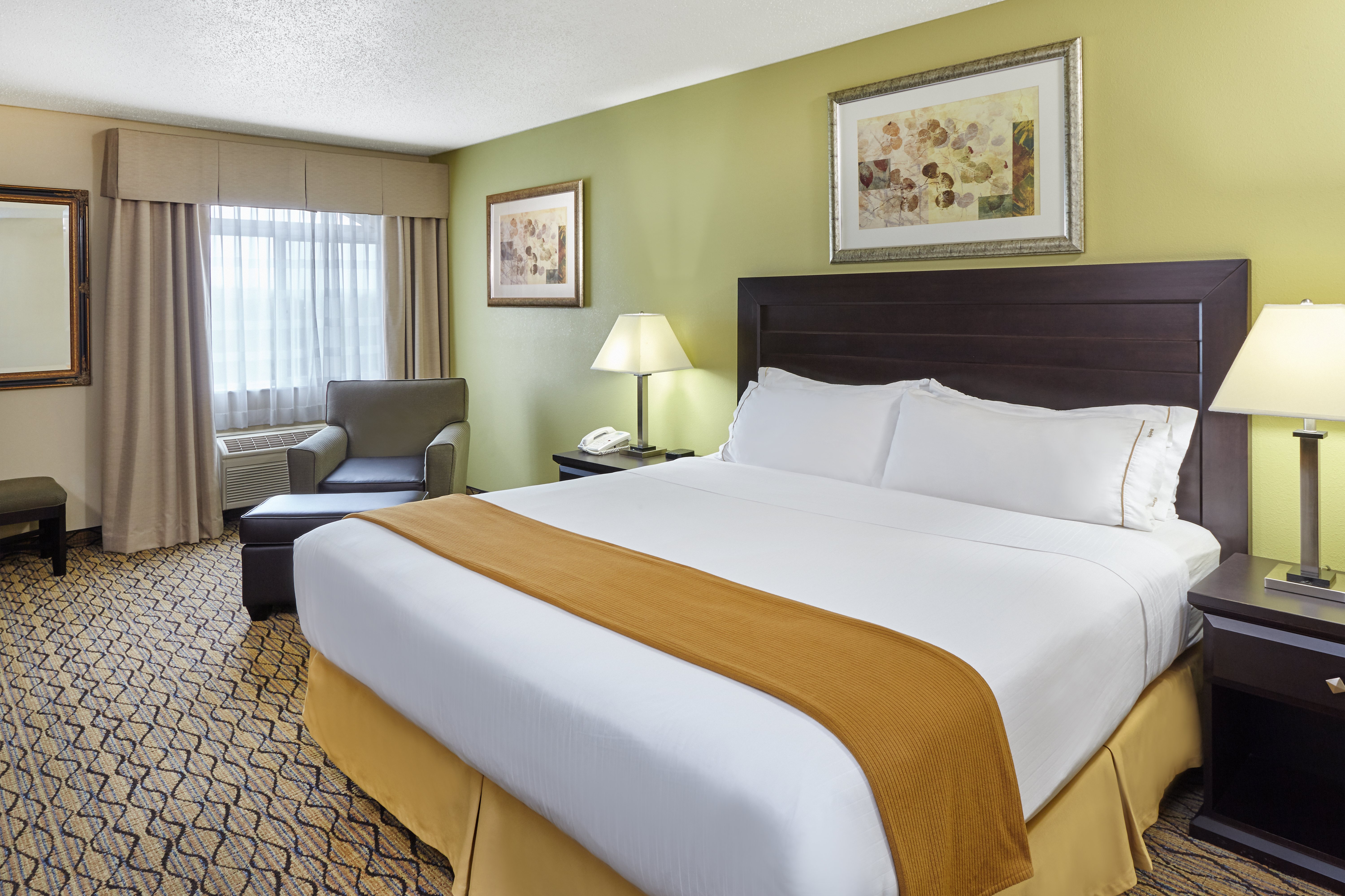 holiday inn express and suites chicago libertyville by ihg