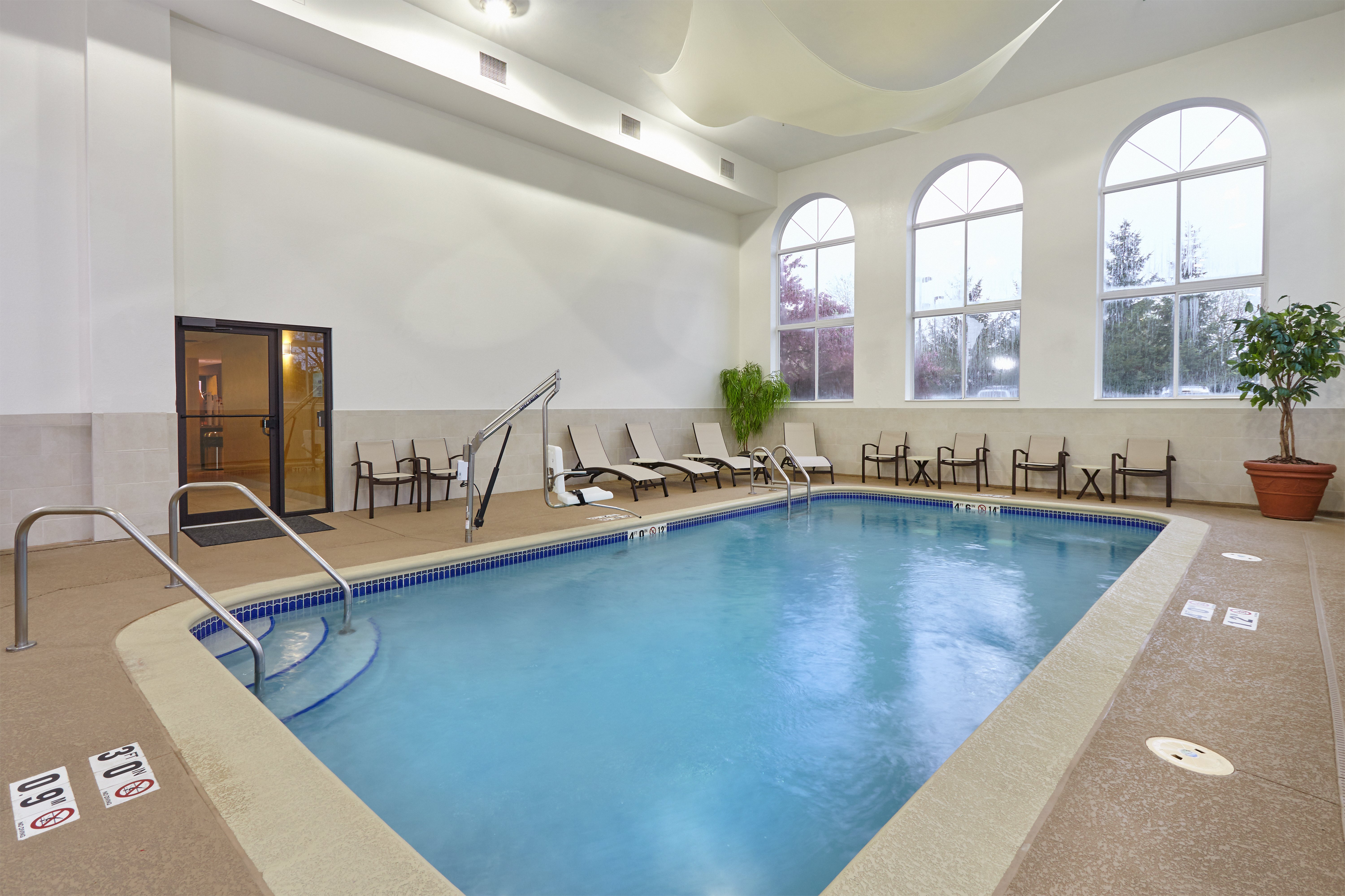 holiday inn express and suites chicago libertyville by ihg