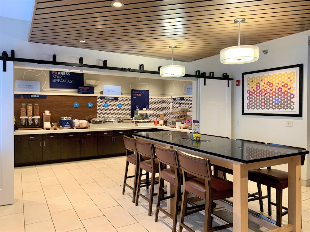 holiday inn express and suites chicago libertyville by ihg