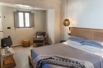 almyra oia suites