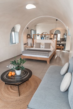 almyra oia suites
