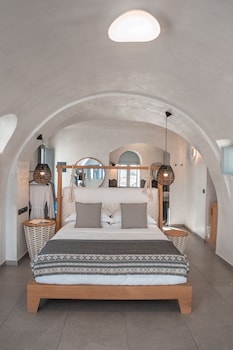 almyra oia suites