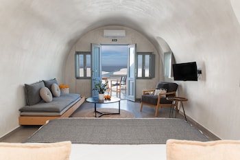 almyra oia suites