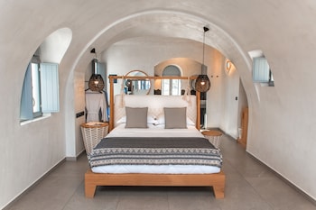 almyra oia suites