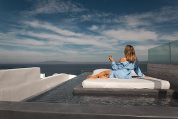 almyra oia suites