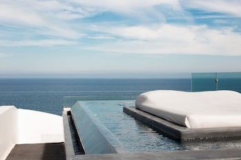 almyra oia suites