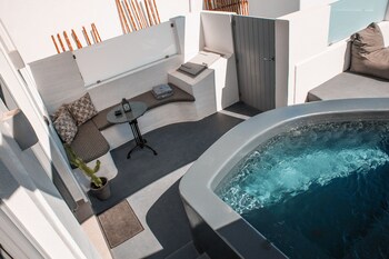 almyra oia suites