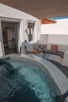 almyra oia suites