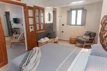 almyra oia suites