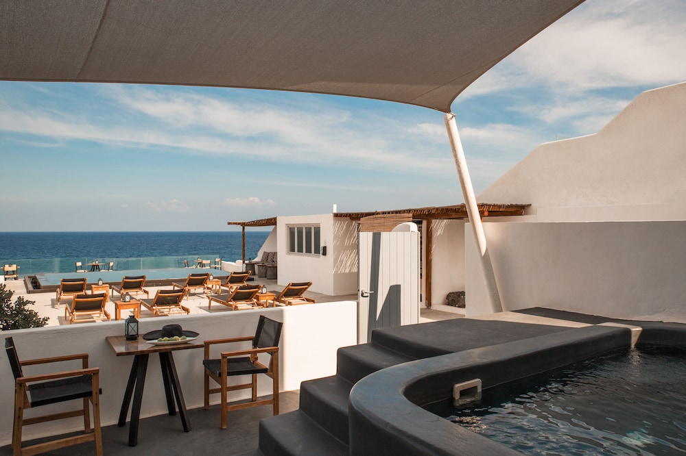 almyra oia suites