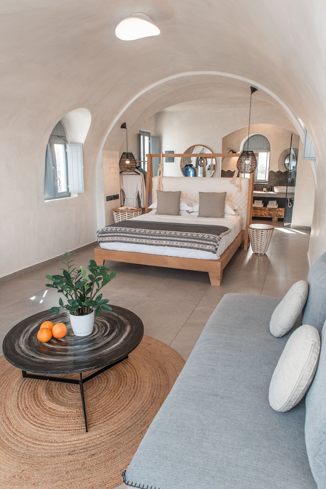 almyra oia suites