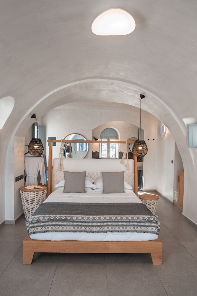 almyra oia suites