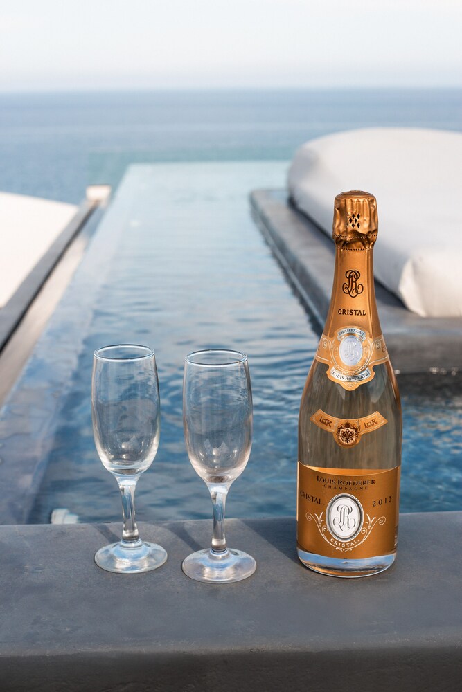 almyra oia suites
