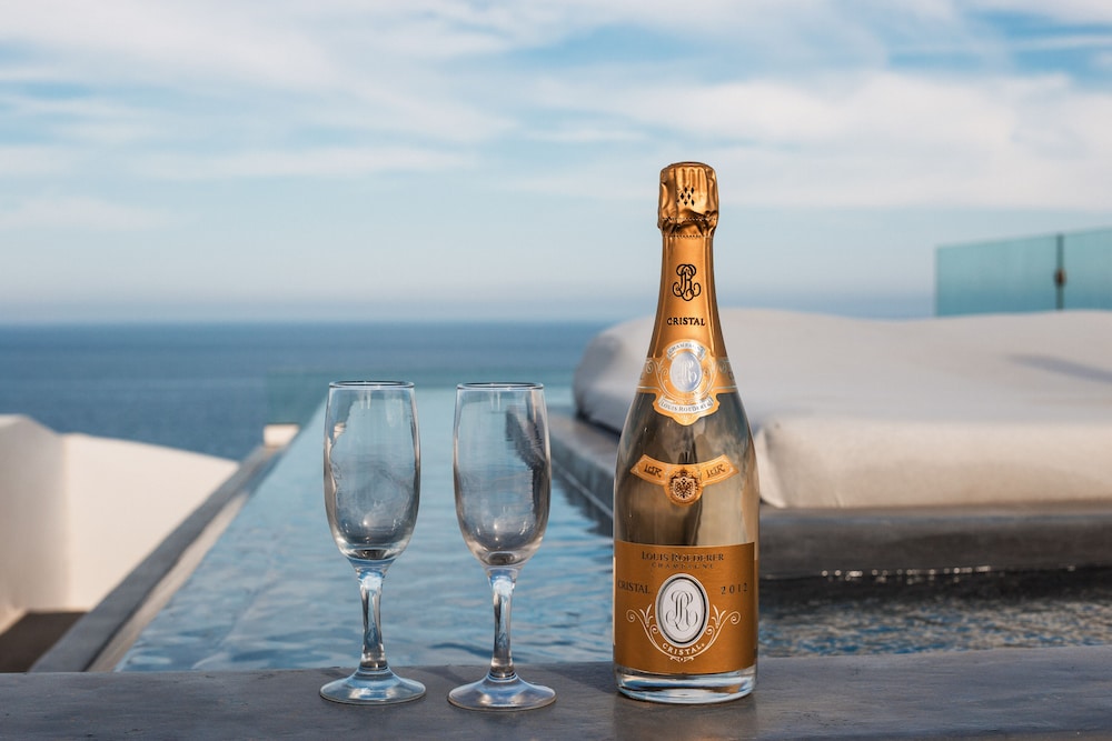 almyra oia suites