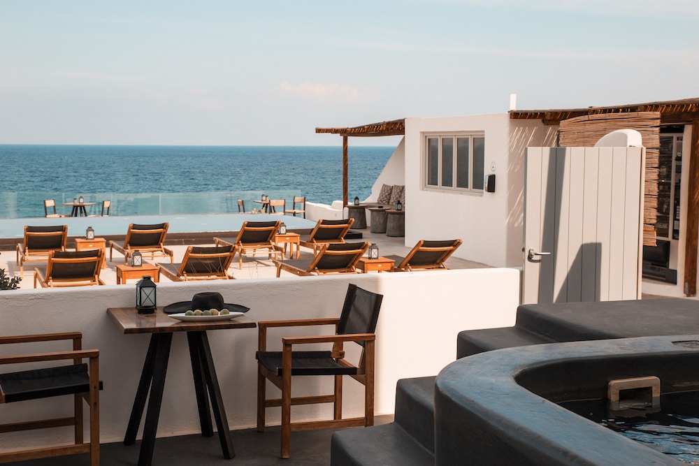 almyra oia suites