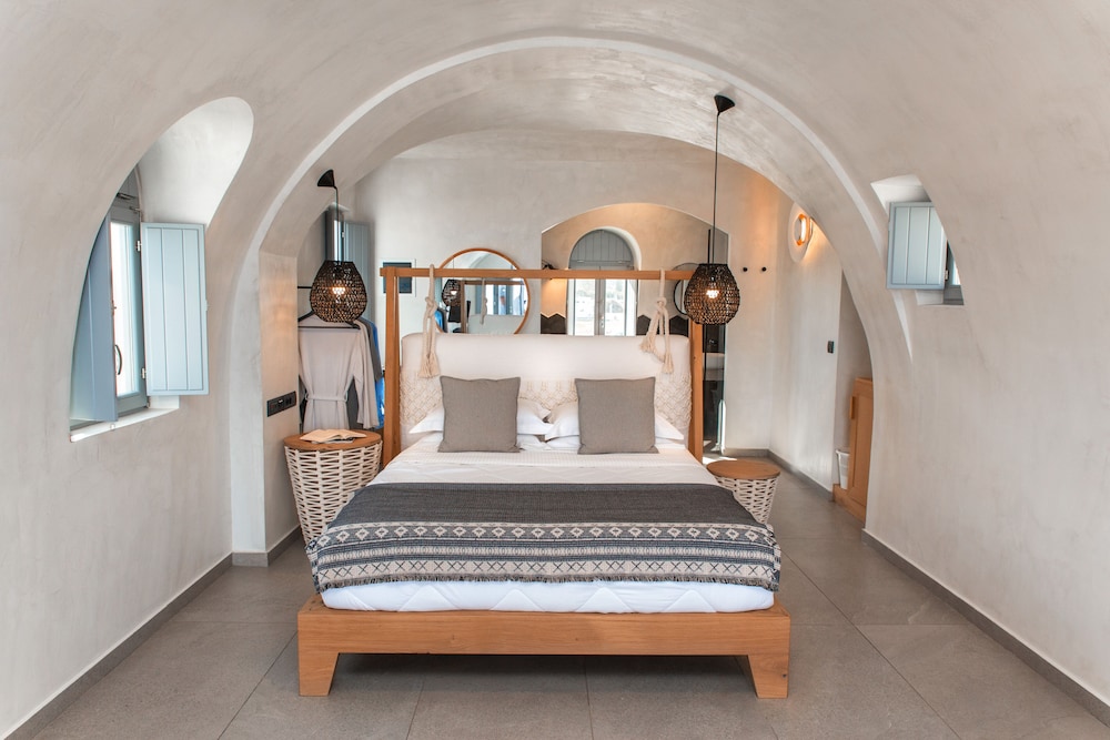 almyra oia suites