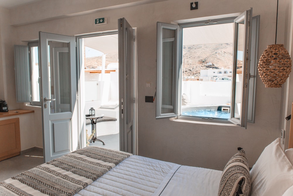 almyra oia suites