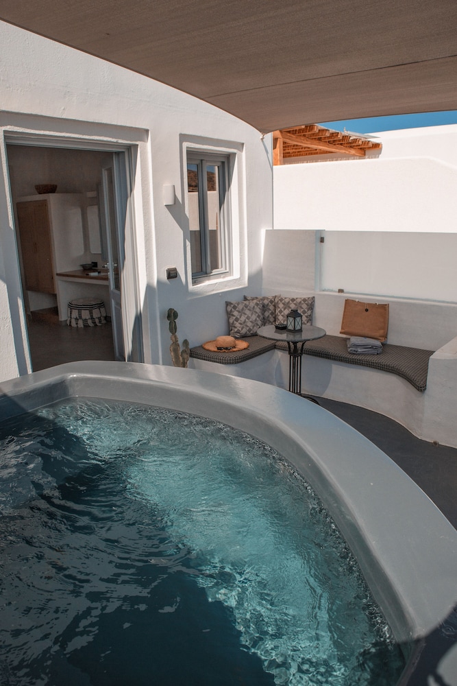 almyra oia suites