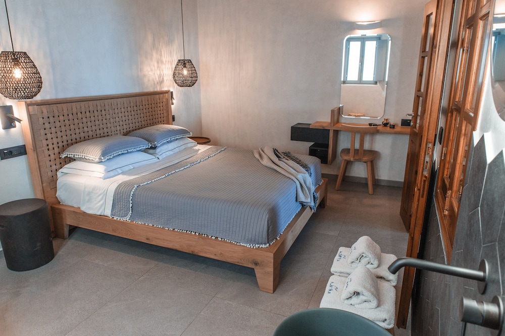 almyra oia suites