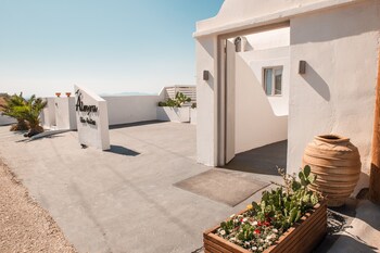 almyra oia suites