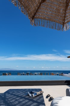almyra oia suites